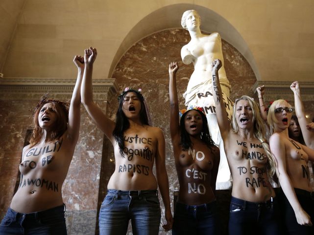 Акция FEMEN в Лувре, вторая справа - Инна Шевченко. Париж, 3 октября 2012 года