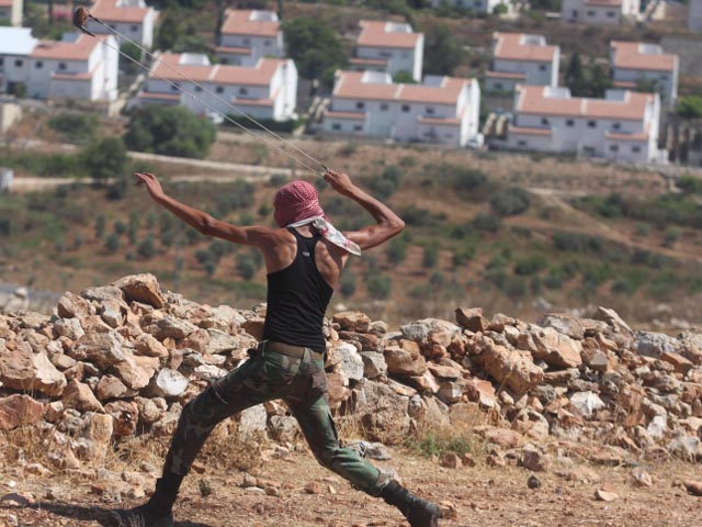 Палестинцы забросали камнями израильский автомобиль: один человек ранен