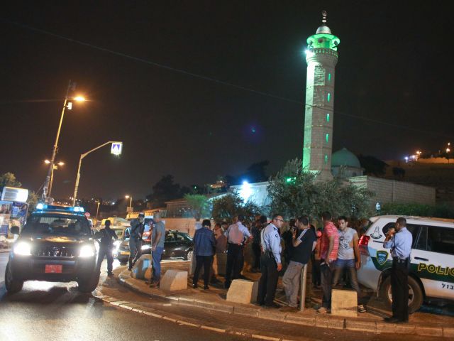 В пятницу вечером двое евреев шли от Стены Плача в Старом городе Иерусалима в направлении Маале а-Зитим. 