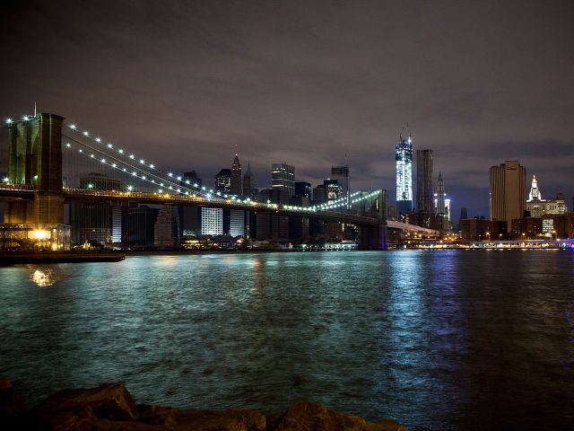 Мэр Нью-Йорка Майкл Блумберг выразил надежду на то, что до полуночи будет возобновлено электроснабжение большинства районов города. 