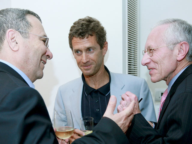 Бени Штайнмац (в центре) с Эхудом Бараком и Стэнли Фишером