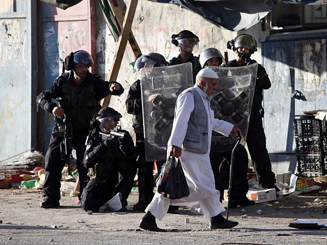 Местные жители забрасывают полицейских и пограничников камнями