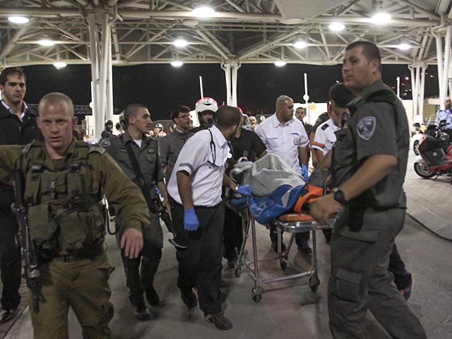 Пограничников, раненных в Шуафате, доставляют в больницу. 6 ноября 2012 года