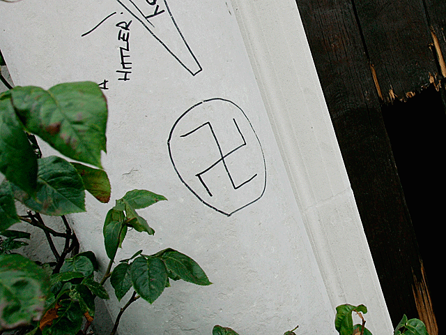 Граффити-атака на синагогу Пантена