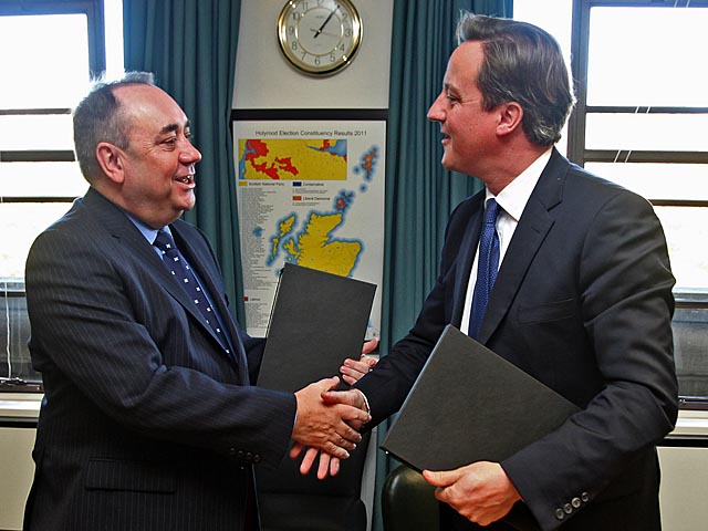Глава правительства Великобритании Дэфид Кэмерон и его шотландский коллега Алекс Салмонд