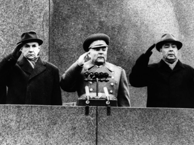 Алексей Косыгин, Родион Малиновский и Леонид Брежнев на трибуне Мавзолея. 7 ноября 1964 года