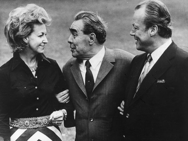 Леонид Брежнев в резиденции канцлера ФРГ Вилли Брандта. Слева супруга канцлера Рут. 1973 год