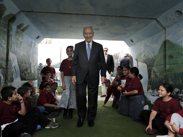 Незадолго до начала операции "Облачный столп" президент Израиля Шимон Перес побывал в Сдероте