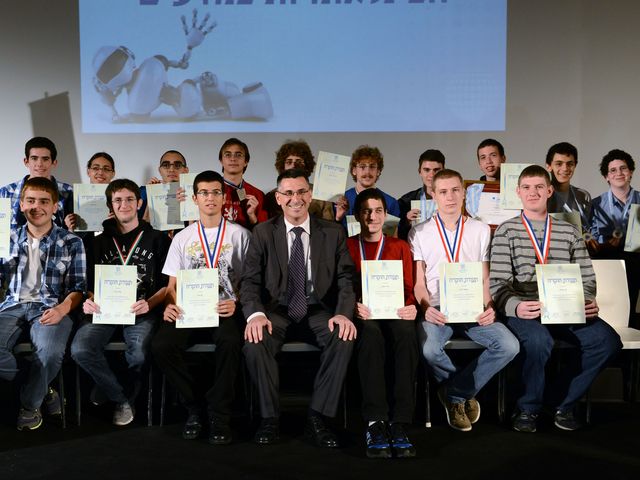 Минпрос наградил школьников, выигравших медали на олимпиадах 
