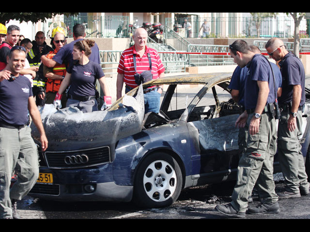 Автомобиль, сгоревший в Холоне после падения осколка ракеты. 18 ноября 2012 года