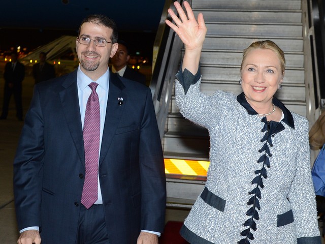 В Израиль прибыла госсекретарь США Хиллари Клинтон (слева &#8211; посол США в Израиле Дан Шпиро), 20 ноября 2012 г.