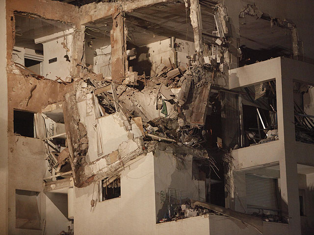 После попадания ракеты в жилой дом в Ришон ле-Ционе. 20 ноября 2012 года