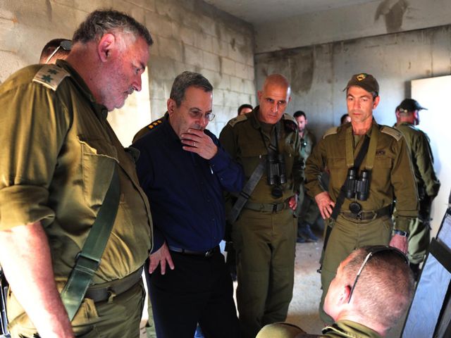 Министр обороны Эхуд Барак и израильские офицеры. 20.11.2012