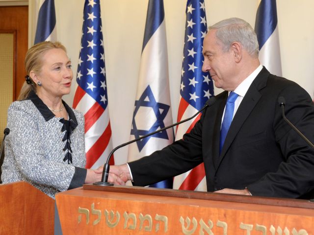 Госсекретарь Хиллари Клинтон помогла договориться о перемирии между Израилем и "Хамасом", но в среднесрочной и длительной перспективе сохраняются проблемы, препятствующие ослаблению напряженности