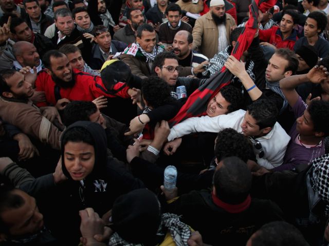 Беспорядки в Египте: противники Мурси штурмовали штаб-квартиру "Братьев-мусульман"