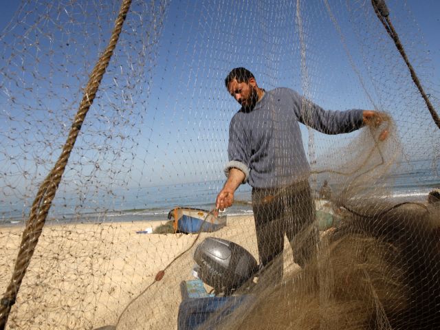 ХАМАС: Израиль пообещал смягчить ограничения для рыбаков из сектора Газы