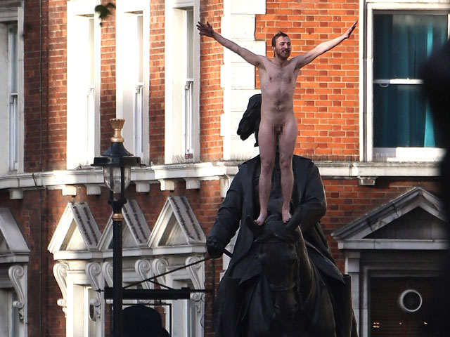 Дан Мотреску на памятнике принцу Георгу. Лондон, 23 ноября 2012 года