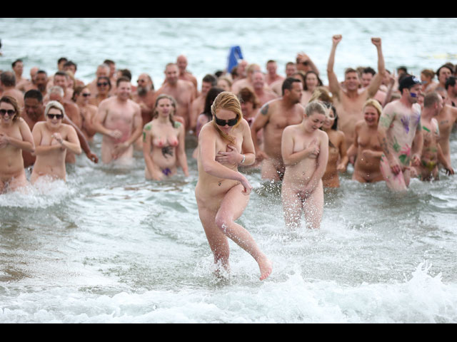 Попытка установления нового рекорда массового "голого заплыва". Тауранга (Новая Зеландия), 2 декабря 2012 года