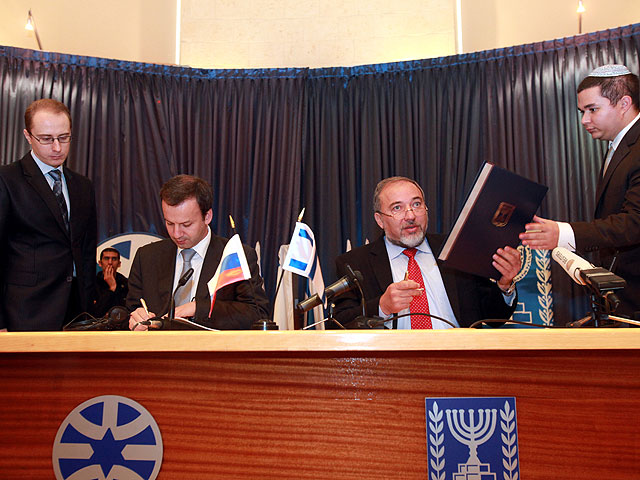 Израиль и Россия подписали соглашение об удешевлении мобильной связи