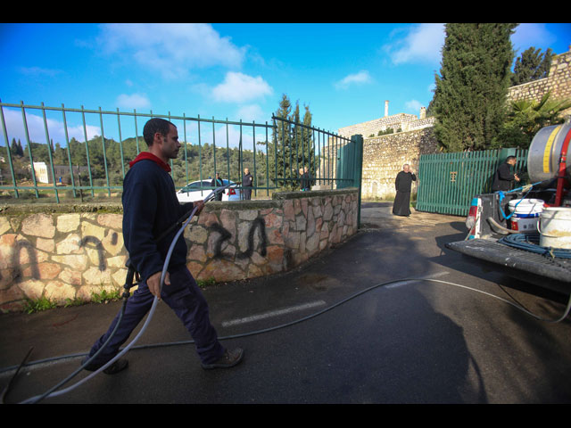 Последствия действий вандалов в иерусалимском монастыре Креста. 12 декабря 2012 года