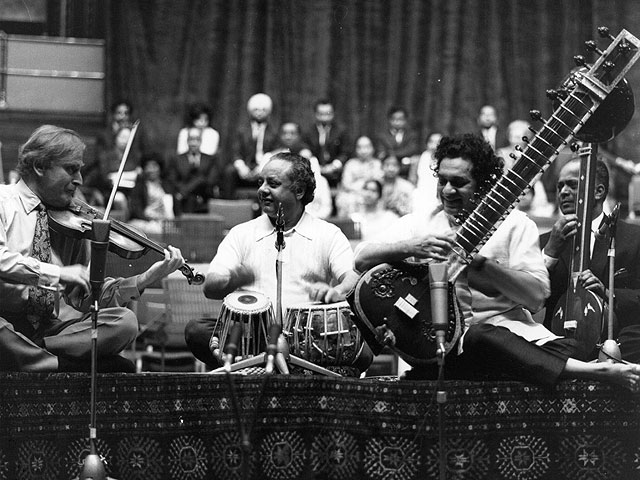 Рави Шанкар (справа) с индийским музыкантом Аллой Ракхой и американским скрипачом Иегуди Менухиным