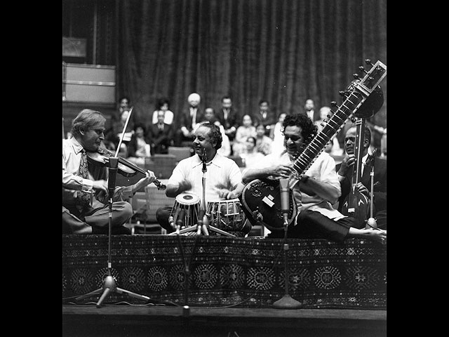 Рави Шанкар (справа) с индийским музыкантом Аллой Ракхой и американским скрипачом Иегуди Менухиным