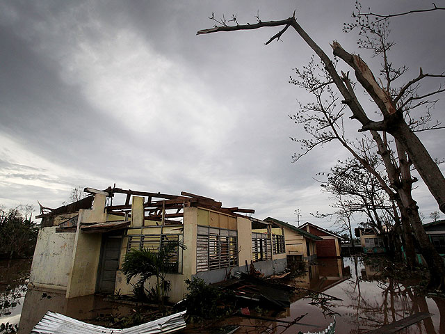 Число жертв тайфуна Бофа, обрушившегося на Филиппины, превысило 900 человек