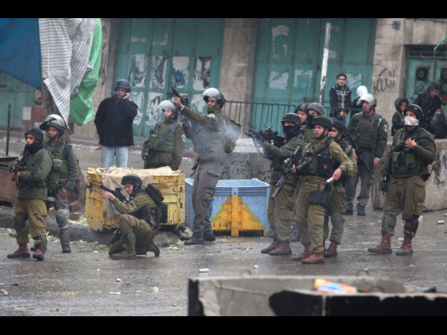В Хевроне во время разгона толпы арабов, нападавших на военных. 13 декабря 2012 года