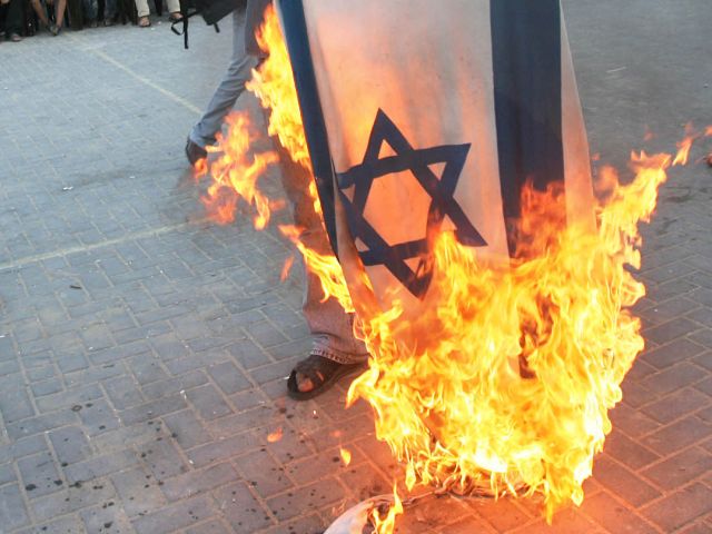 Венгерский депутат сжег израильский флаг перед зданием МИД Венгрии