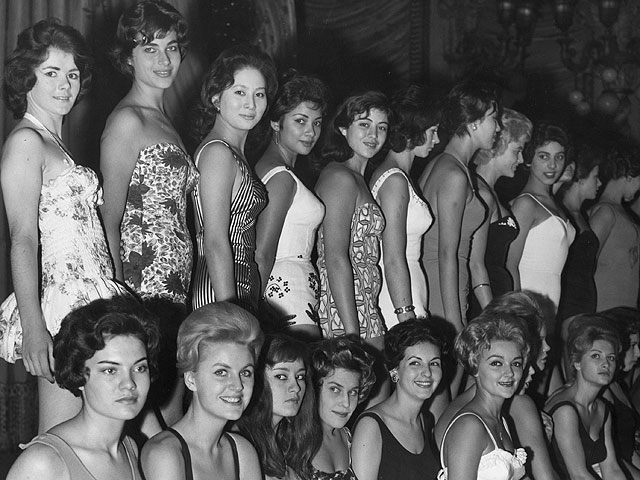 Вторая слева в верхнем ряду Зива Шормрат (Израиль) - участница конкурса "Мисс Мира 1959"