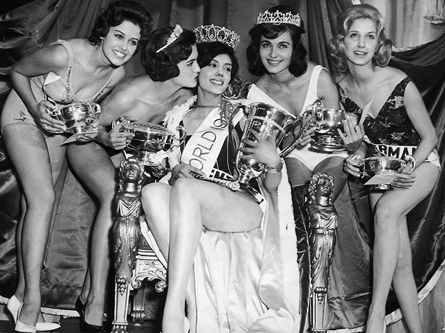Первая слева Гола Голан (Израиль) - участница конкурса "Мисс Мира 1960"