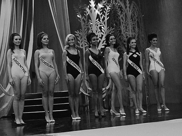 Третья справа Далия Регев (Израиль) - участница конкурса "Мисс Мира 1967"