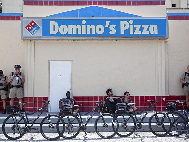 Основатель Domino's Pizza подал в суд на США, которые он обвиняет в безнравственности 