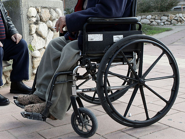 Кнессет утвердил указ, обязывающий пропускать инвалидов без очереди