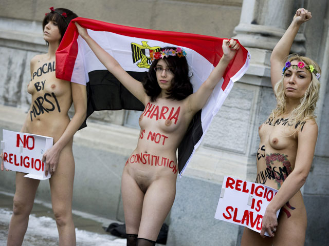 Акция FEMEN около посольства Египта в Стокгольме. В центре - Алия аль-Махди, справа - Инна Шевченко. 20 декабря 2012 года
