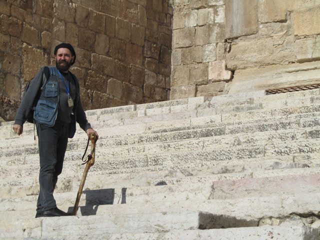 На ступенях лестницы, ведшей на Храмовую гору
