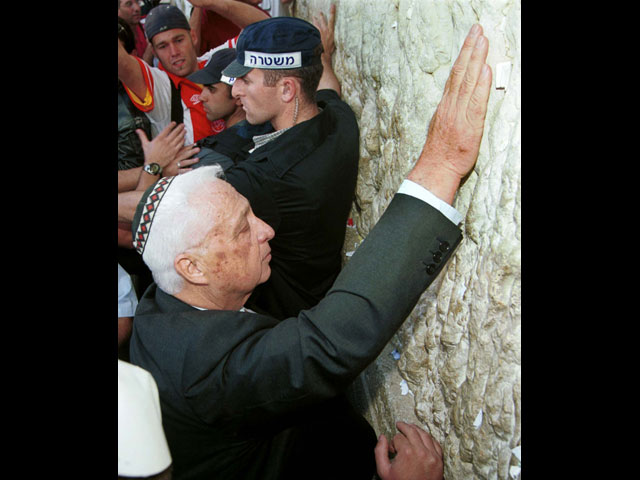 Ариэль Шарон около Стены Плача 28 сентября 2000 года