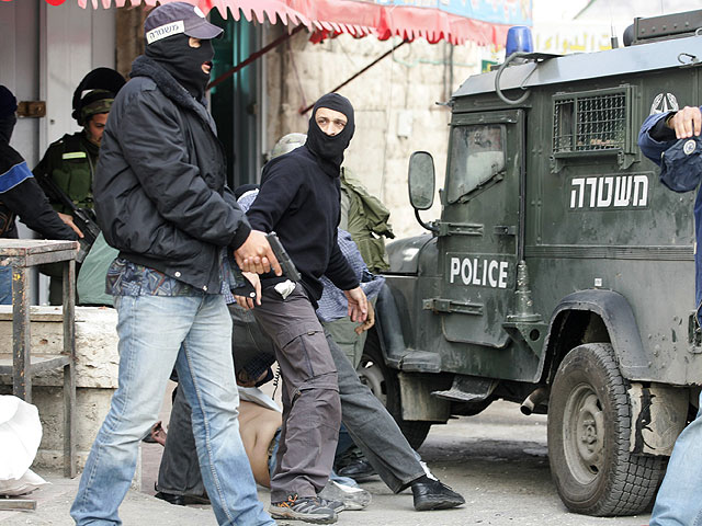 Солдаты с третьей попытки арестовали палестинского полицейского в Хевроне