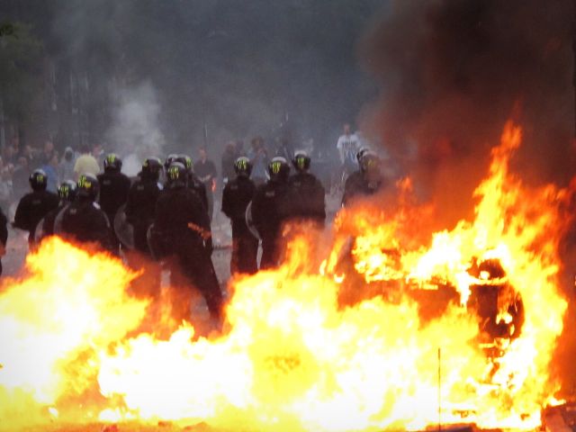 В новогоднюю ночь во Франции сожгли около 1,2 тысячи автомобилей