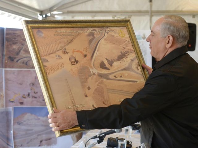 Премьер-министр Биньямин Нетаниягу на церемонии окончания строительства забора на египетской границе. 02.01.2013