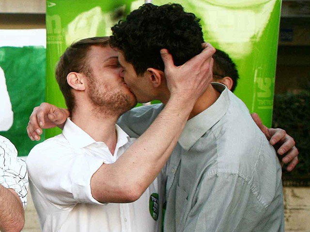 Активисты МЕРЕЦ сыграли однополые свадьбы около раввинского суда в Тель-Авиве