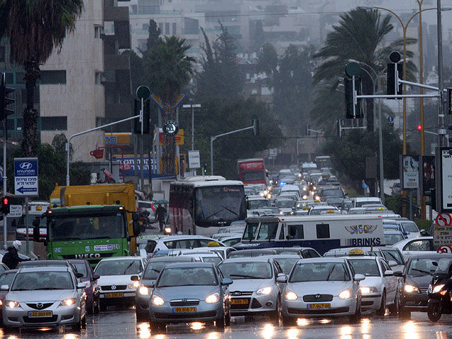 Дожди создали огромные пробки на дорогах Израиля