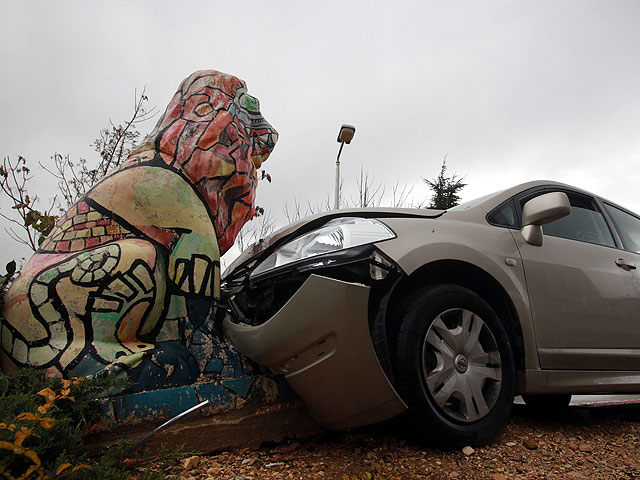 Авария в Иерусалиме: автомобиль врезался в статую льва из-за плохой погоды
