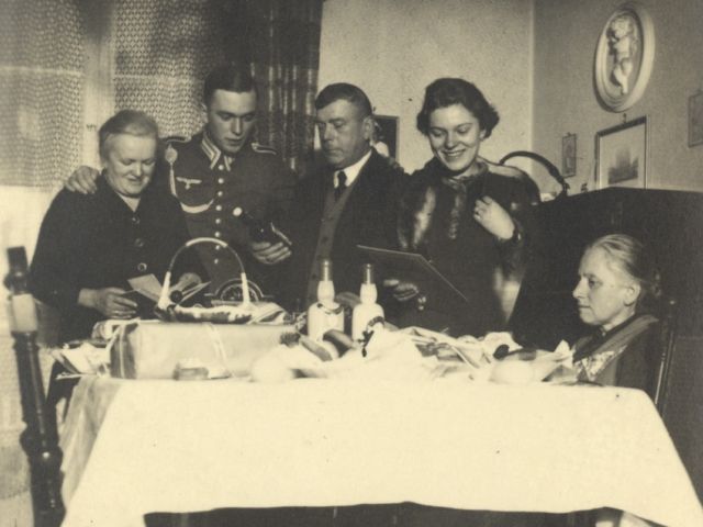 Семья Курцбах за рождественским столом  1938-1939
