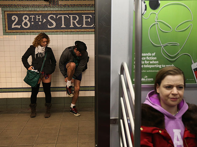 "Флэшмоб" в метро Нью-Йорка: тысячи горожан забыли надеть штаны