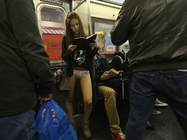 "Флэшмоб" в метро Нью-Йорка: тысячи горожан забыли надеть штаны