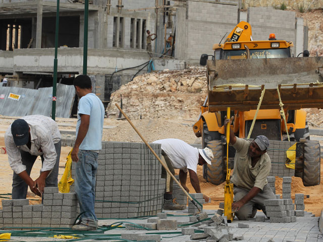 Палестинские рабочие в еврейском поселке Цуфим. Октябрь 2012 года