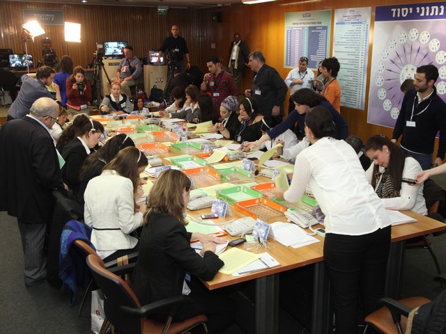 По данным Центризбиркома, после подсчета примерно 16% голосов блок "Ликуд Бейтейну" получает 34 мандата