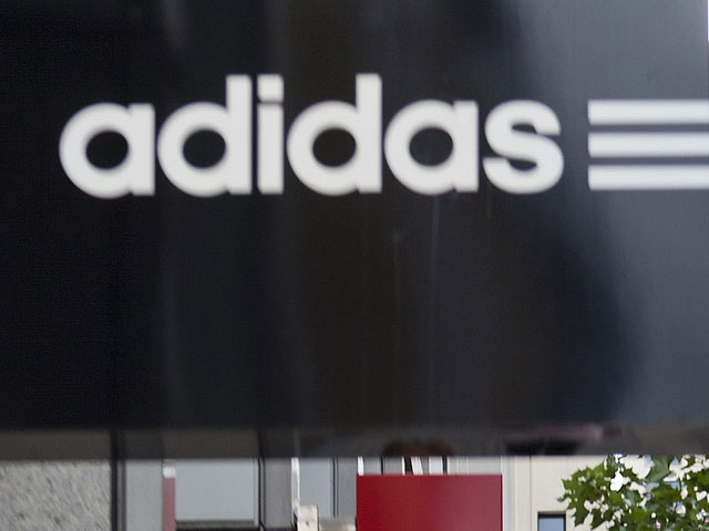 Продавцы магазина Adidas поддержали гомофобов, превратив манекены в "нацистов"