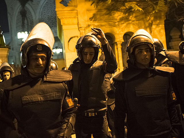 Накануне 2-й годовщины "финиковой революции" в Каире возобновились столкновения с полицией